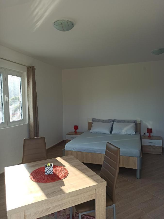 Lastva Holliday Rooms บุดวา ภายนอก รูปภาพ