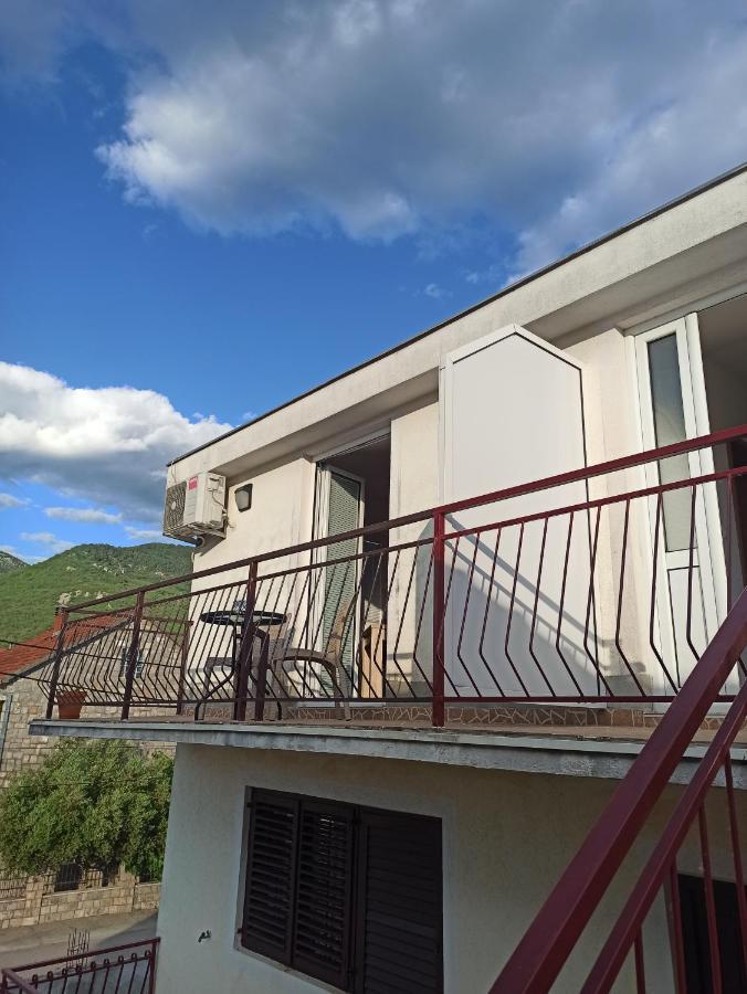 Lastva Holliday Rooms บุดวา ภายนอก รูปภาพ