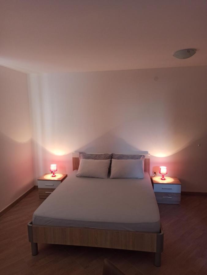 Lastva Holliday Rooms บุดวา ภายนอก รูปภาพ