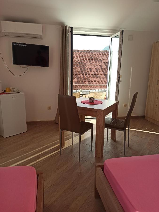 Lastva Holliday Rooms บุดวา ภายนอก รูปภาพ